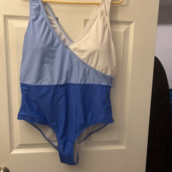 Plus Size Swimsuit One Piece (NWT) - Picture 3 of 6